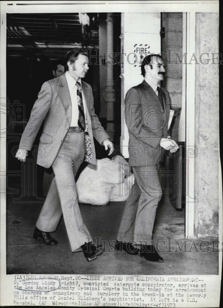 1973 Press Photo Gordon Liddy Arriving At Los Angeles Country Criminal Court - Historic Images