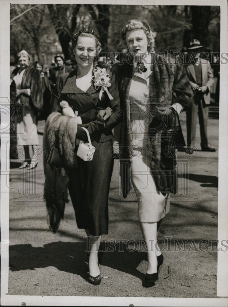 1954 Press Photo Mrs. Harry Lidz &amp; Mrs. Arthur Rearden Quincy At Easter Parade - Historic Images