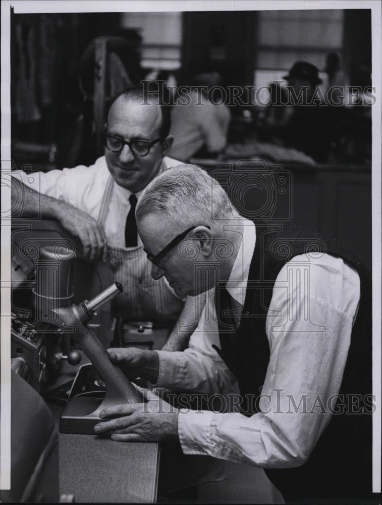 1960 Press Photo Hene Morris Liberty &amp; Francis Justice Making Picture Engraving - Historic Images