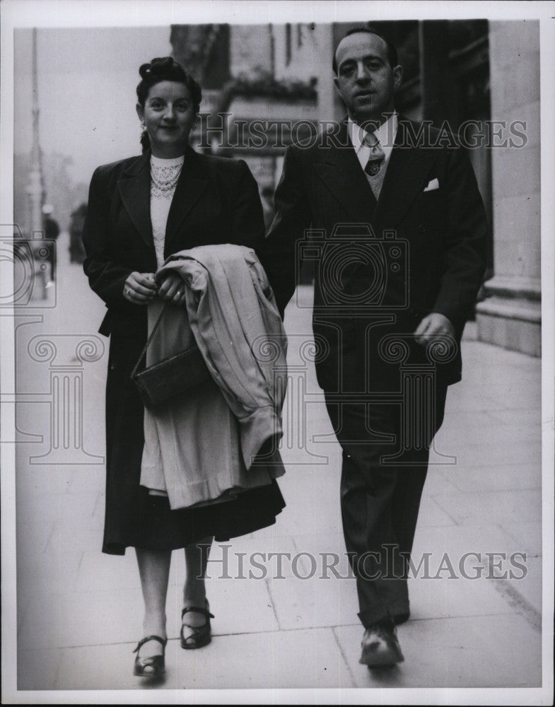 1951 Press Photo Mr. &amp; Mrs. Liberty Leaving Park Lane Hotel In London - Historic Images