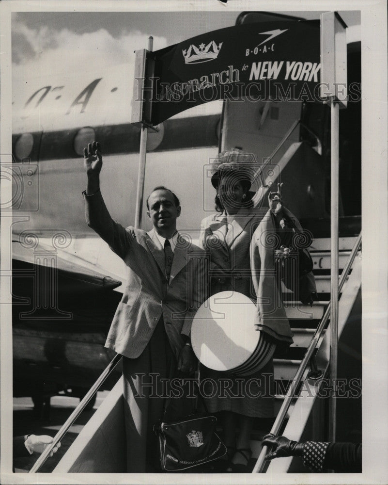 1951 Press Photo TV Winners Mr. &amp; Mrs. Morris Liberty Arriving At London Airport - Historic Images