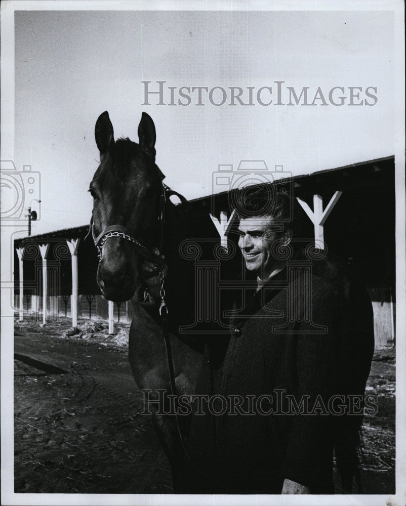 1971 Press Photo Roslindale Contractor Celestino Dilibero &amp; Horse Lion Sleeps - Historic Images