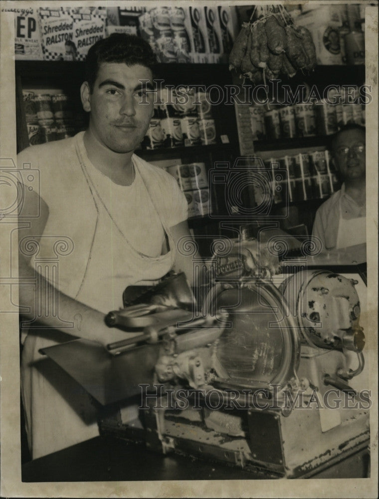 1950 Press Photo Rudy Lia Working At Meat Market - Historic Images