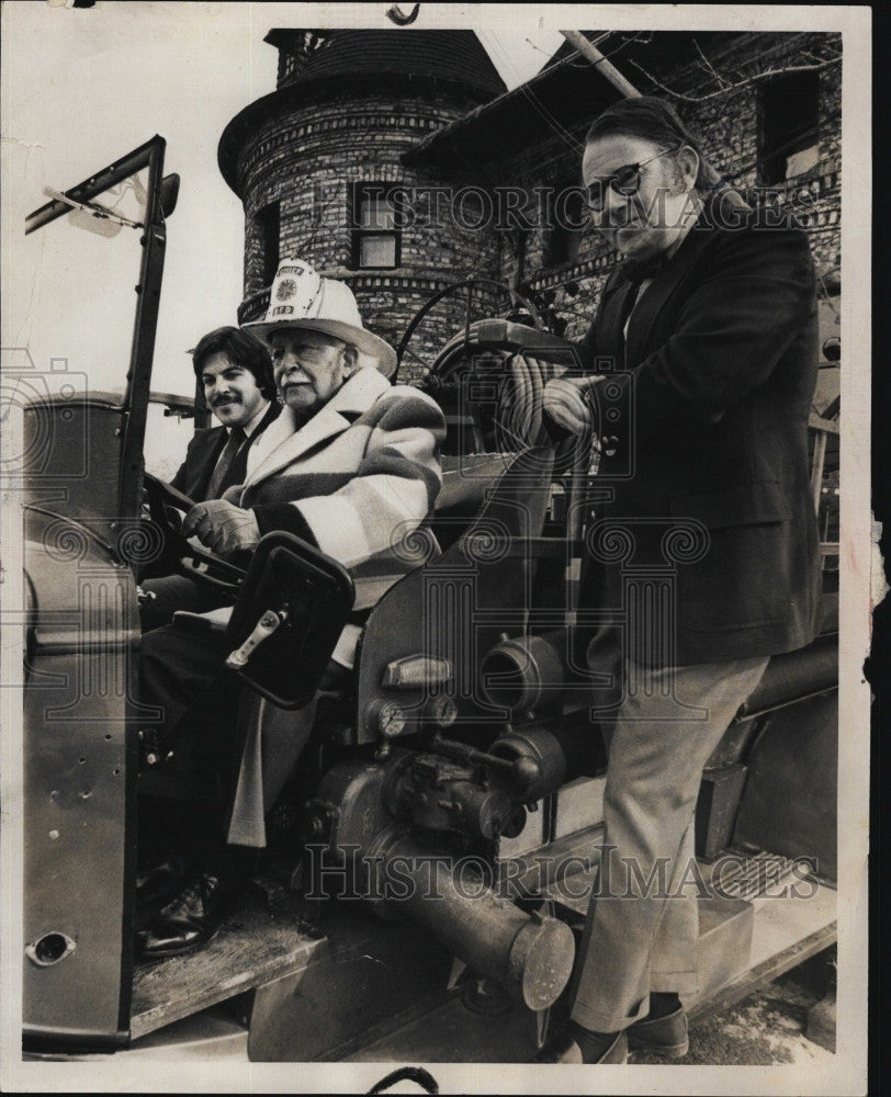 1976 Press Photo Museum Director Duncan Smith Holding Onto Fire Engine - Historic Images