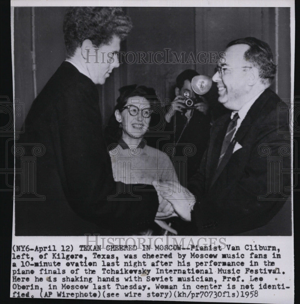 1958 Press Photo Pianist Van Cliburn Cheered By Moscow Music Fans - Historic Images