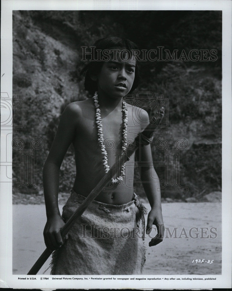 1964 Press Photo Actor Larry Domasin In &quot;Island Of The Blue Dolphins&quot; - Historic Images
