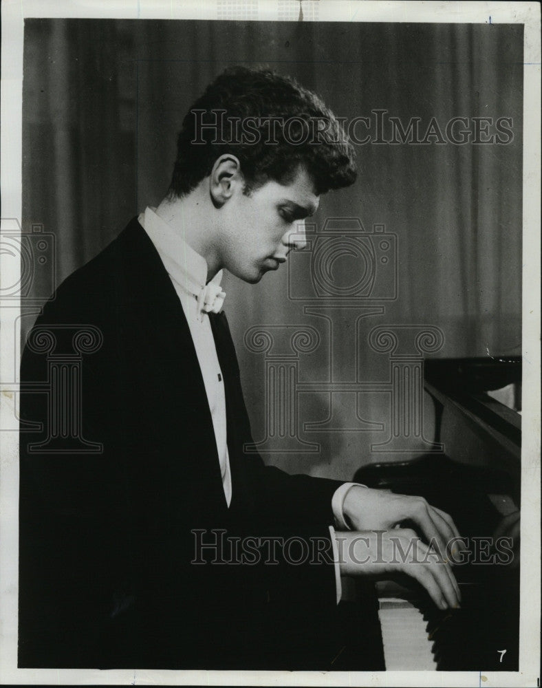 1965 Press Photo Van Cliburn Celebrated American Pianist Symphony Hall Recital - Historic Images