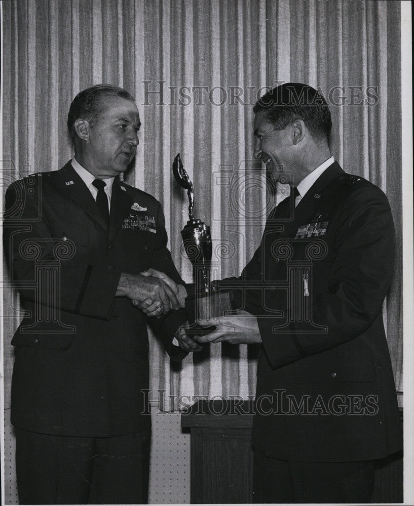 1967 Press Photo Maj.Gen.John O&#39;Neil &amp; LG Hanscom Field Receiving Award - Historic Images