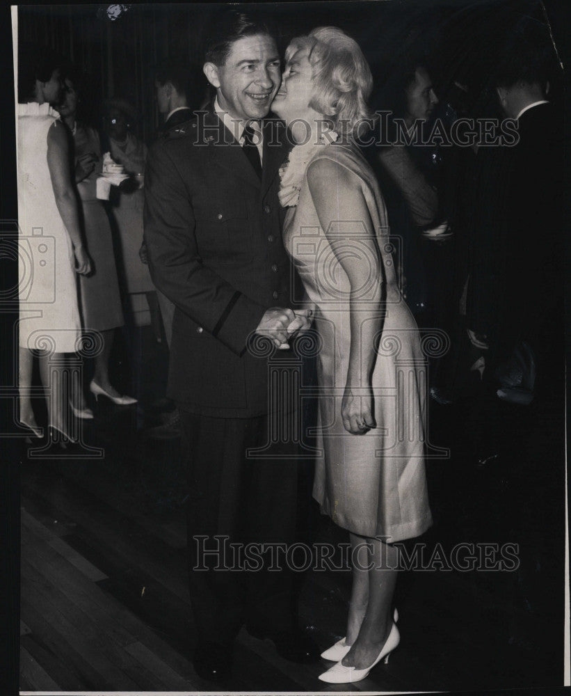 1968 Press Photo Maj.Gen John O&#39;Neil USAF &amp; Wife At Ceremony - Historic Images