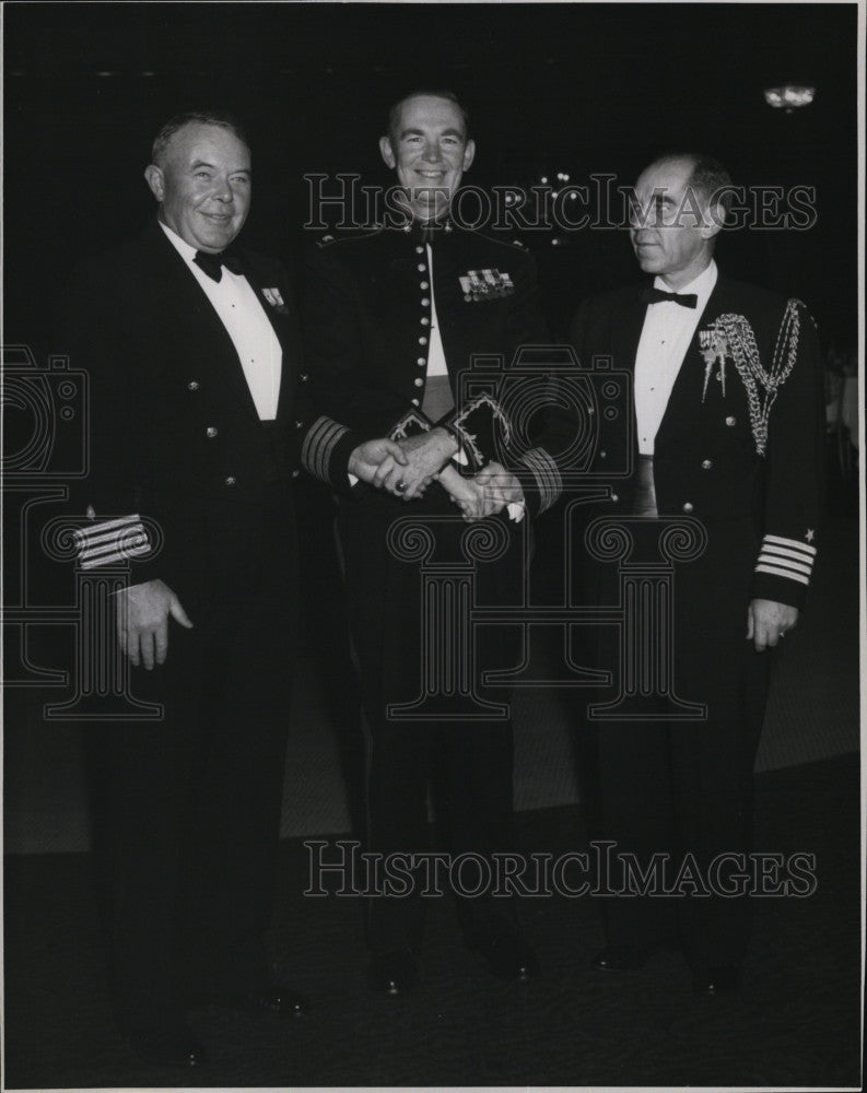 1966 Press Photo Colonel John O&#39;Neil USMC &amp; Capt.Tracy D. Cuttle At Ball - Historic Images