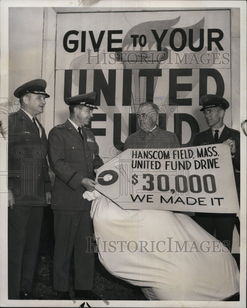 1966 Press Photo Maj.Gen. John W.O&#39;Neill give the contribution to United Fund. - Historic Images