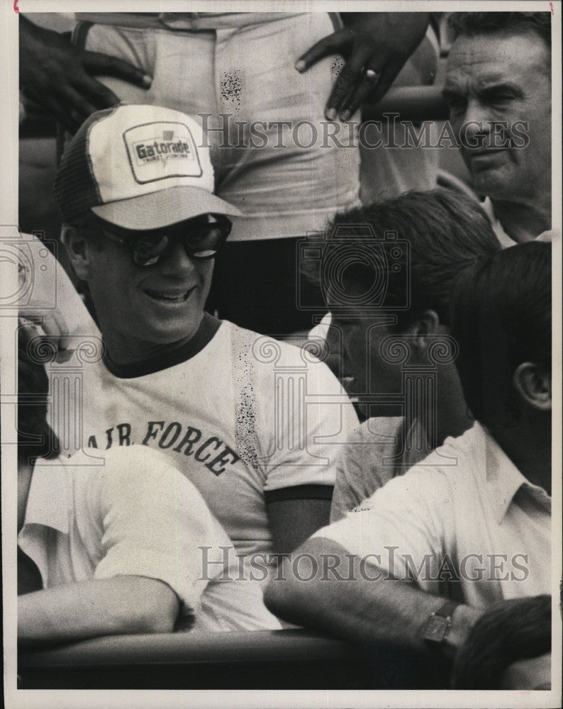 Press Photo American Actor Ryan O&#39;Neil and son Grifin watched Tennis games. - Historic Images