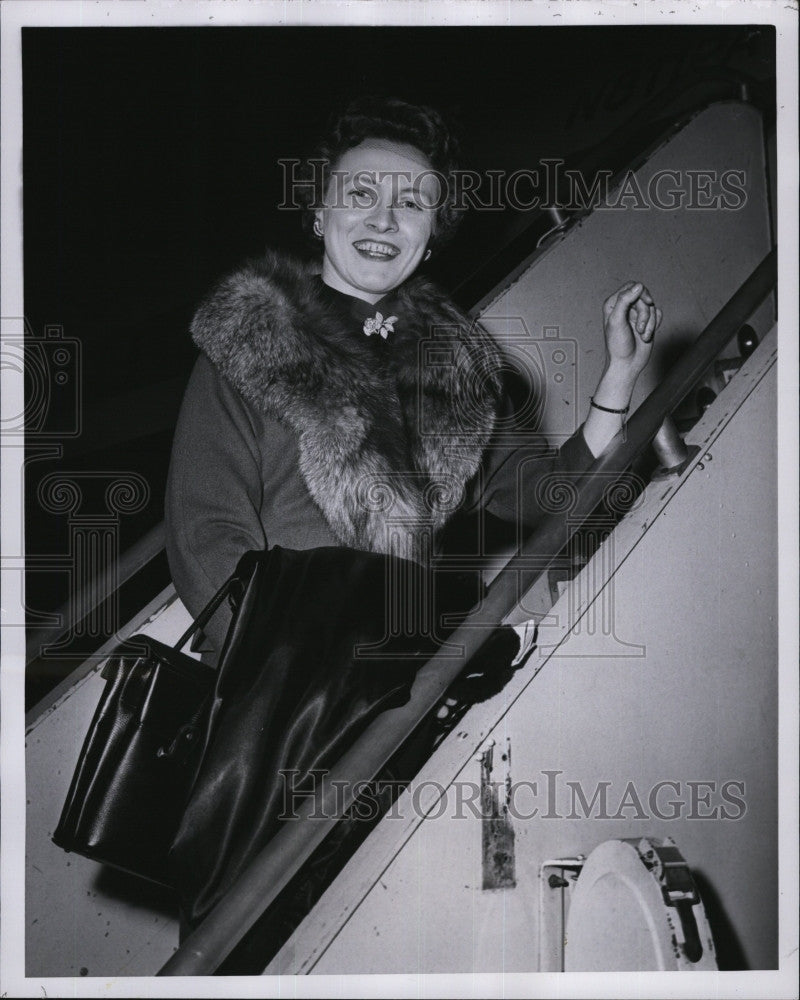 1963 Press Photo famed concert pianist Sylvia Zeremba at airport - Historic Images