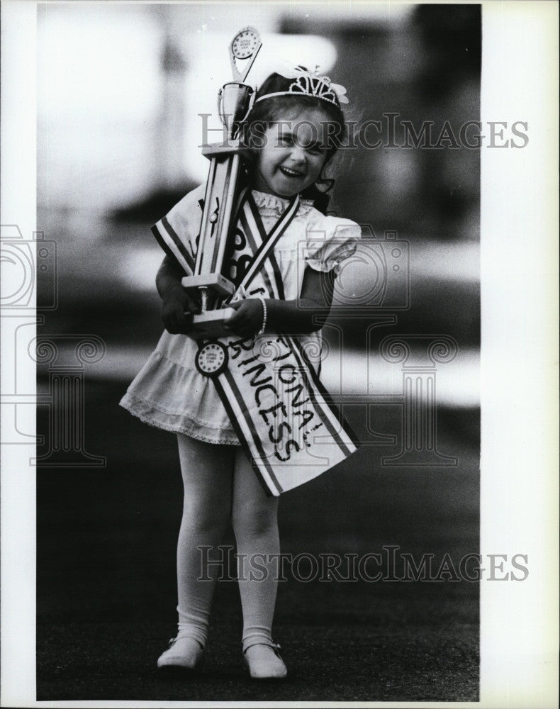 1988 Press Photo Little Star Princess at &quot;Miss USA Pageant&quot; Ami Zilembo - Historic Images