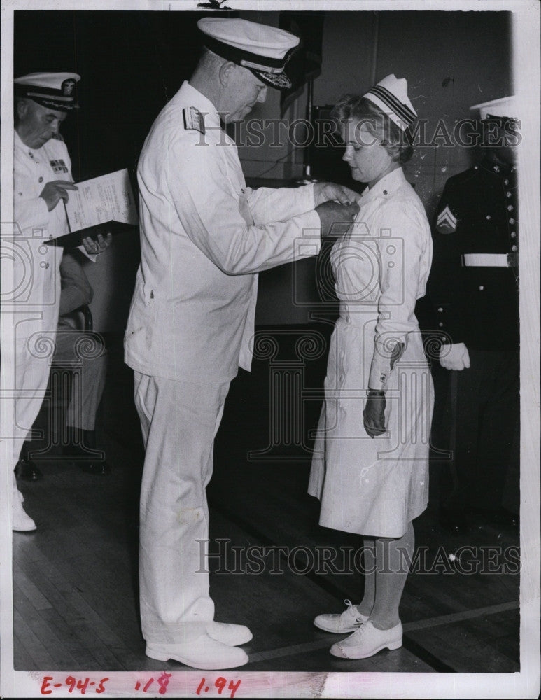 1969 Press Photo Lt Comm Elizabet A Barker &amp; Capt Tracy Cuttle - Historic Images