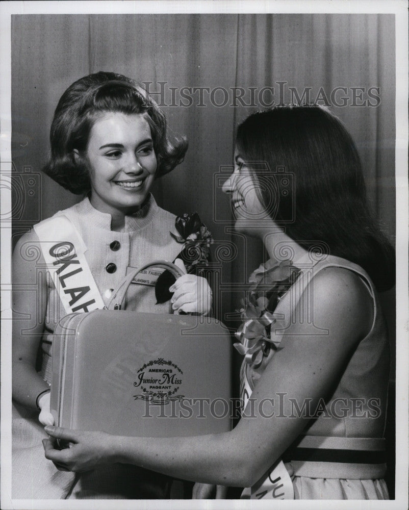 1968 Press Photo hair stylist Robin Zimmerman at American Jr. Miss Pageant - Historic Images