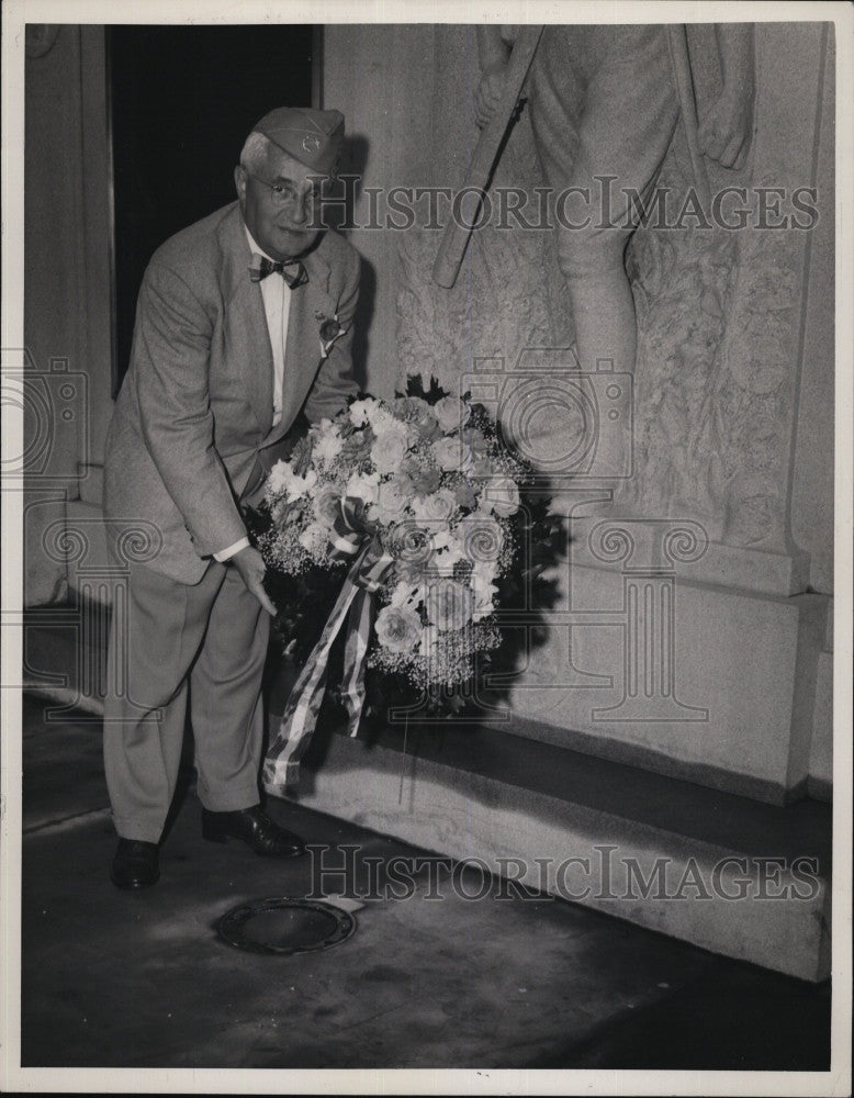 1951 Press Photo Edward Lieberman of Jewish War Veterans of U.S. at memorial - Historic Images