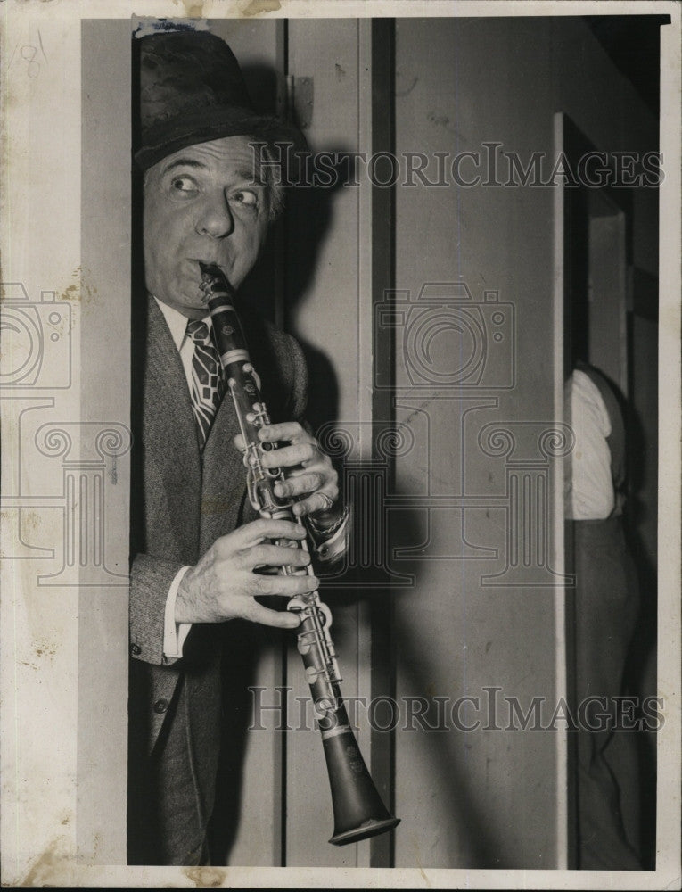 1948 Press Photo Bandleader Ted Lewis &amp; his clarinet - Historic Images