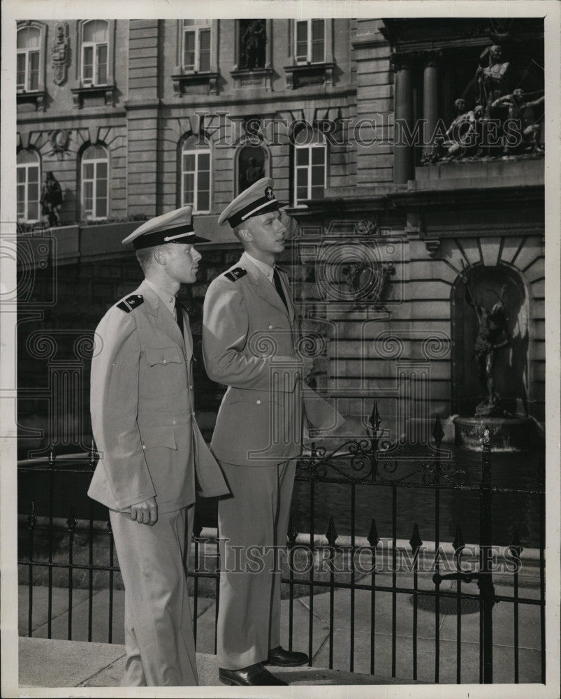 1957 Press Photo Colonel Lansing Fair &amp; Howard Dickinson at Canada&#39;s Parliament - Historic Images