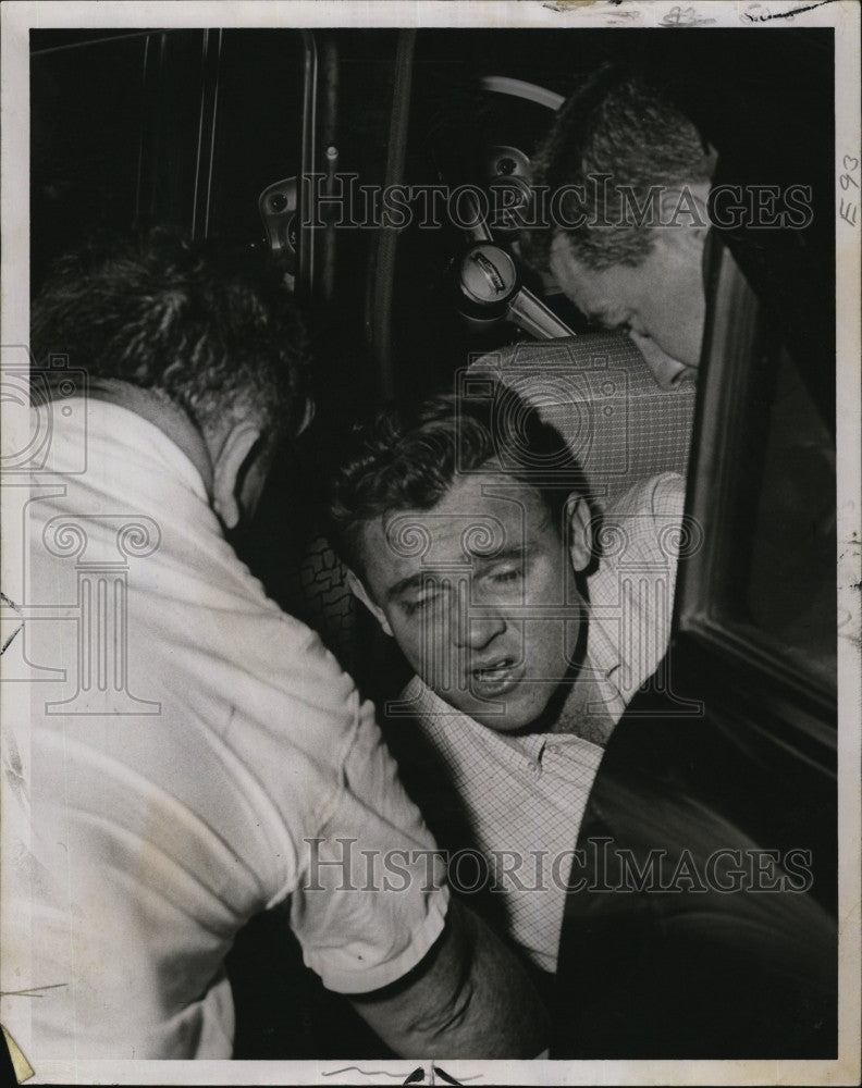 1958 Press Photo Edward Morgan Subdued by Detectives for Robbery - Historic Images