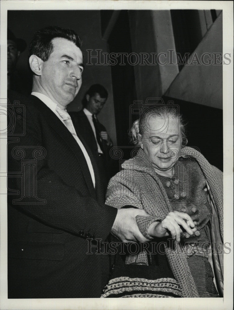 1957 Press Photo Judith Morgan &amp; Det after she knifed a man - Historic Images