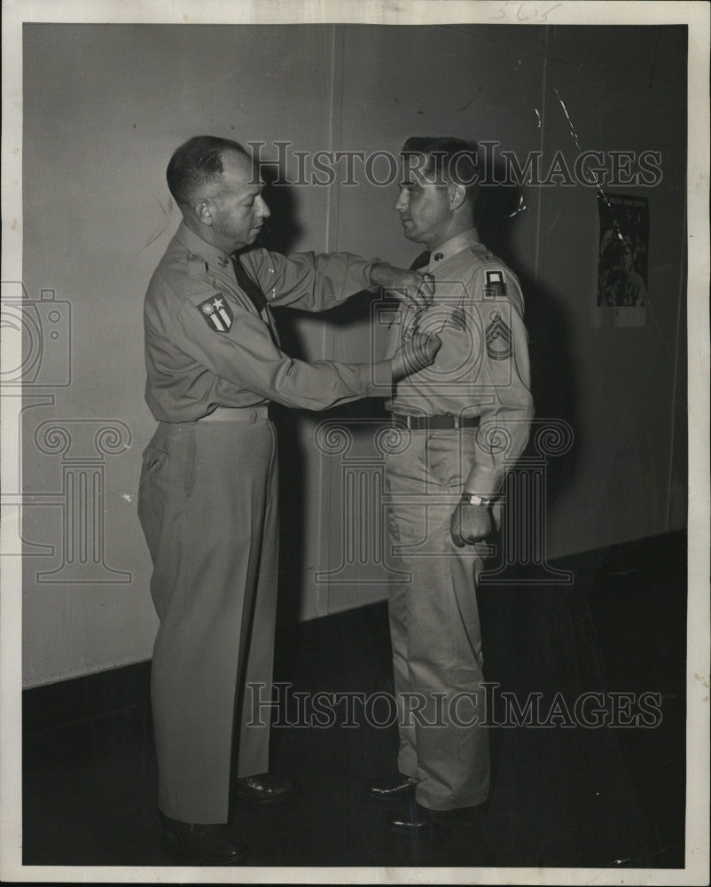 1953 Press Photo Col. James S. Morgan &amp; Sgt Joseph Ascolillo. US Army - Historic Images