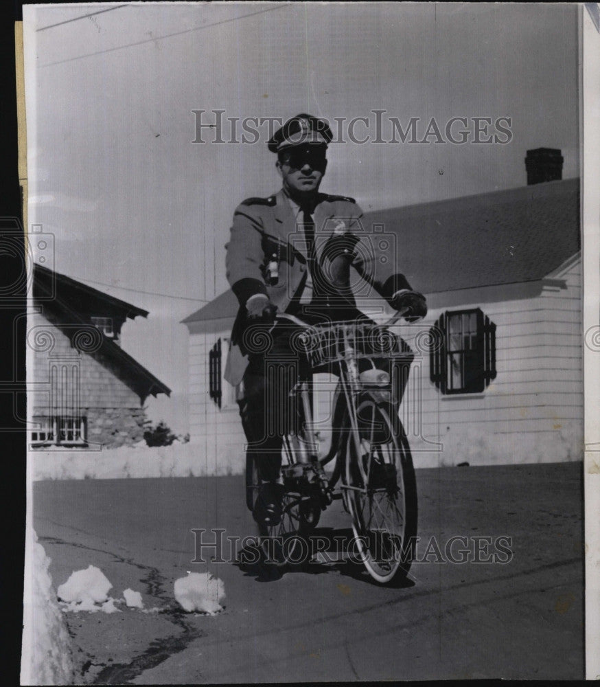 1961 Press Photo Me. Police Chief James H. Morgan on his bicycle - Historic Images