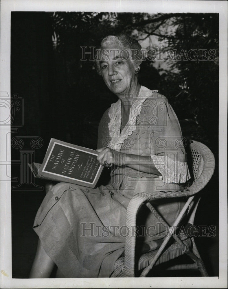 1950 Press Photo  Marian Hubbard B Fairchild &amp; book &quot;Nature of Natural History&quot; - Historic Images