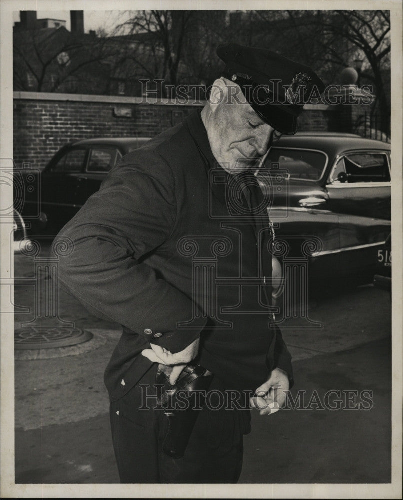 1951 Press Photo Police officer Patrick Fahey - Historic Images