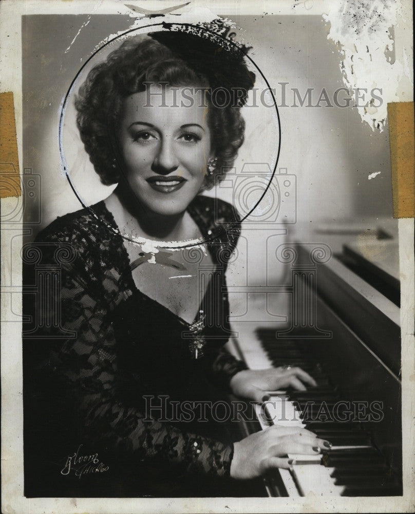 1945 Press Photo Frances Faye Mayfair&#39;s &quot;Queen of Swing&quot; and &quot;Buddie&#39;s Club 1st - Historic Images