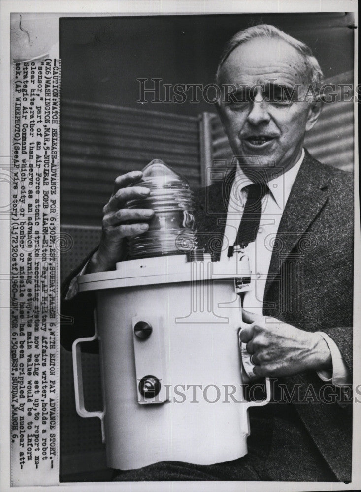 1960 Press Photo Elton Fay holds robot sensor  part of Air Force atomic strike - Historic Images