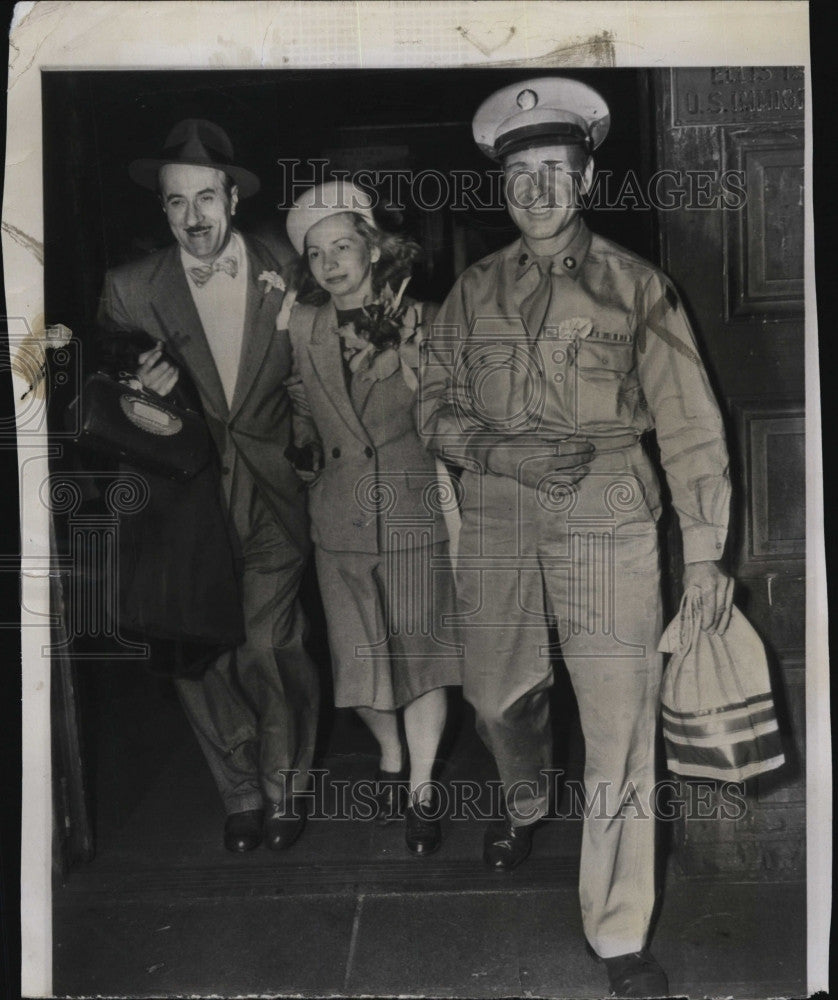 1948 Press Photo Pfc Graydon Morfitt &amp; fiancee G Bertaud &amp; J Mont , Ellis Island - Historic Images