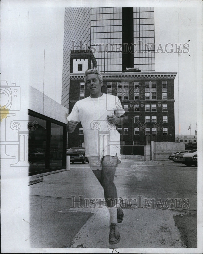 1975 Press Photo William Morey, John Hancock Insurance Co out jogging - Historic Images