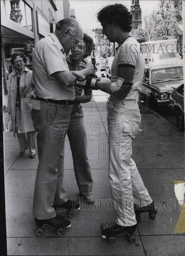 Press Photo Herald-American writer Jim Morse tries roller skating - Historic Images