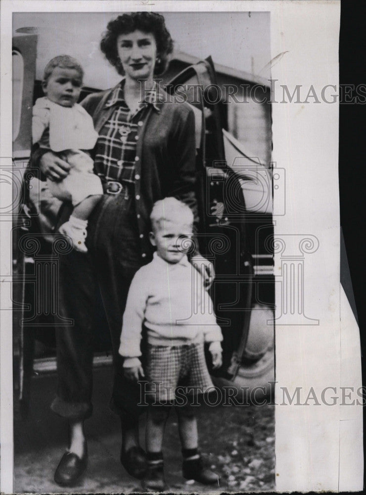 1958 Press Photo Mrs.Irene Morey with son Kent &amp; Craig slain in their Apartment. - Historic Images