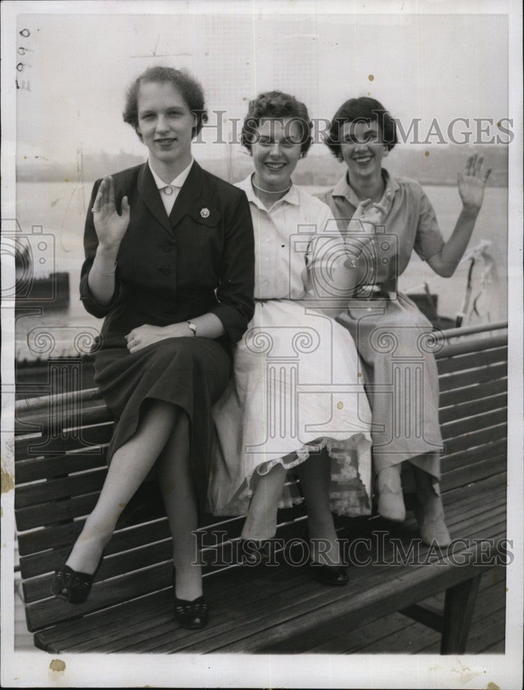 1956 Press Photo Aboard Vulcania:Anne Morss, Carolyn Czaja, Pamela Hollingsworth - Historic Images