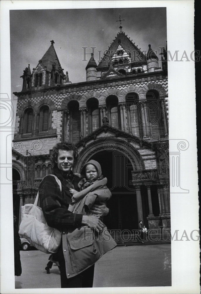 1984 Press Photo David Morse &amp; baby on &quot;St Elsewhere&quot; set - Historic Images