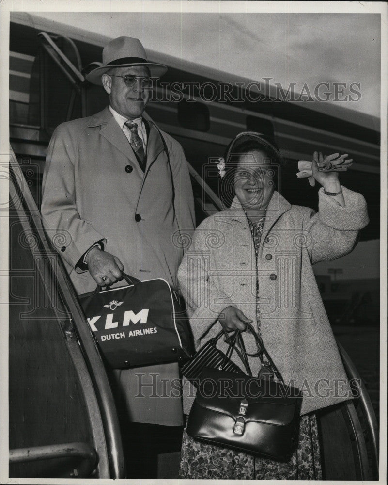 1957 Press Photo Mr &amp; Mrs Clarence H. Morse of Mansfield, Mass - Historic Images