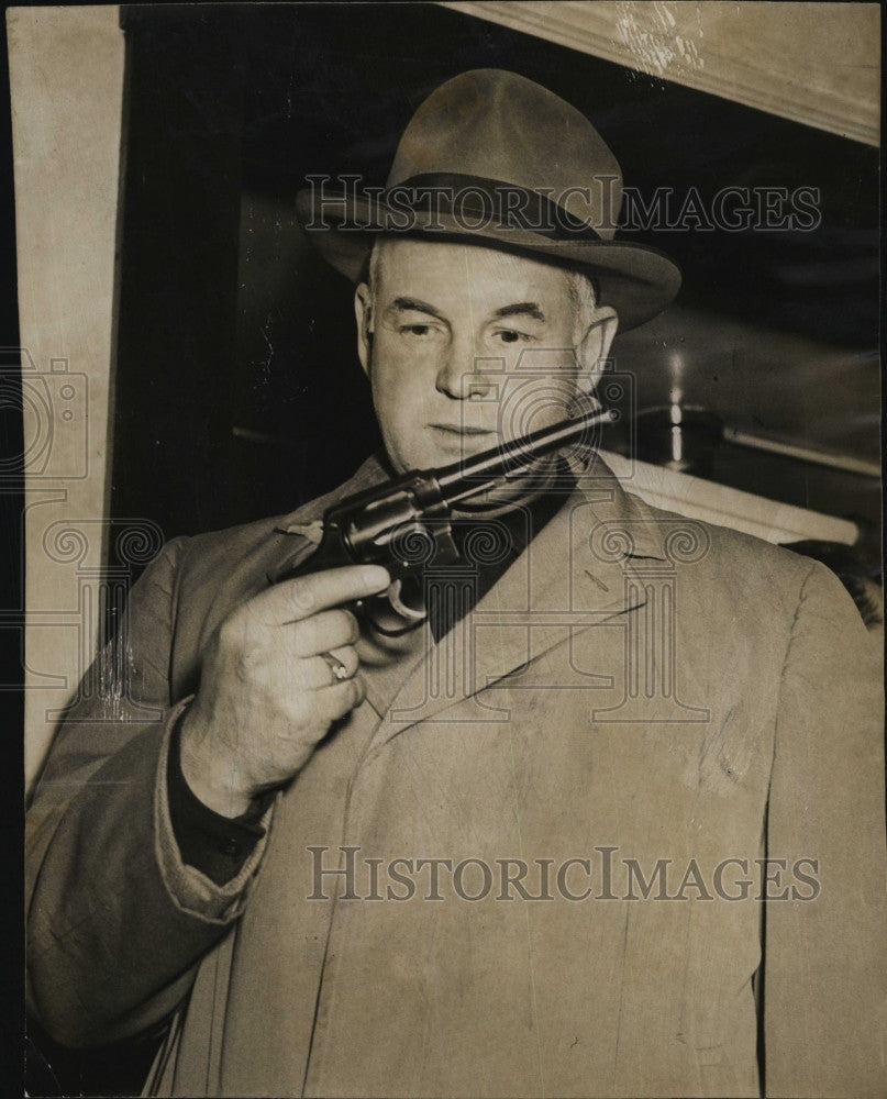 1956 Press Photo Police Chief Morse &amp; Shirley murder weapon - Historic Images