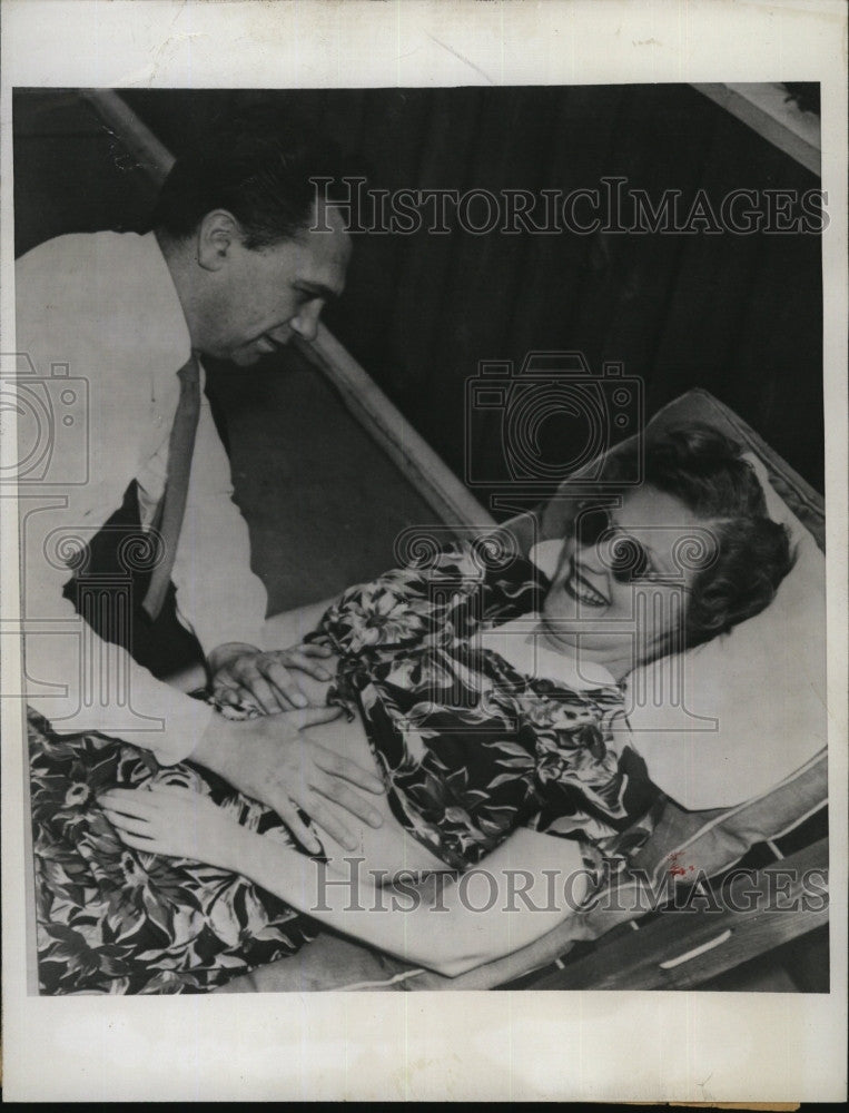 1946 Press Photo Sydney A. Hunt &amp; wife Eleanor demonstrate artificial resp. - Historic Images