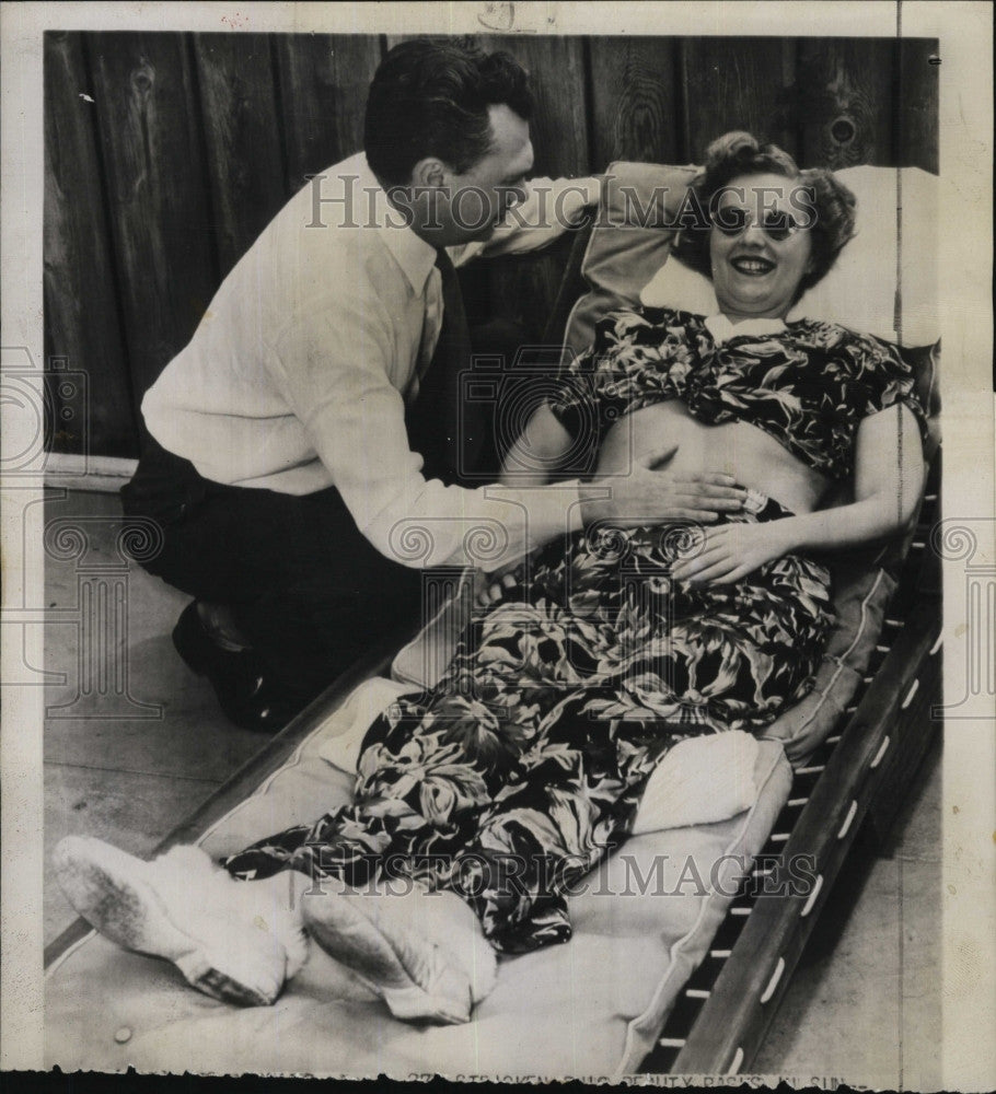 1946 Press Photo Sydney A. Hunt &amp; wife Eleanor demonstrate artificial resp. - Historic Images