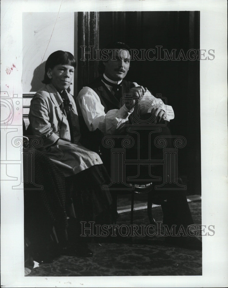 1999 Press Photo   Linda Hunt&amp; Christopher Reeve in a film - Historic Images