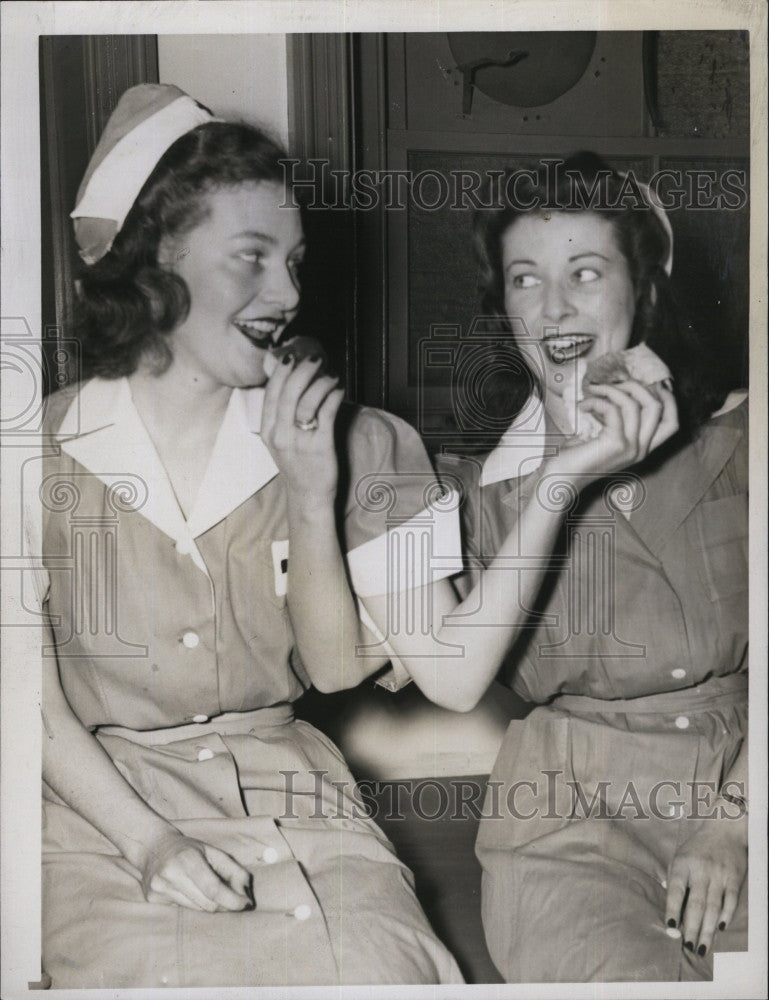 1946 Press Photo Red Cross, Kitty Hunnewell &amp; Priscilla Stuart - Historic Images