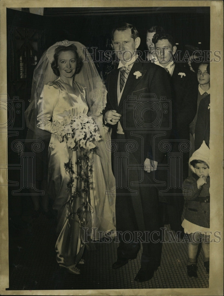 1941 Press Photo Mr &amp; Mrs Gene Moriarty Married In Saint Ambrose Church - Historic Images