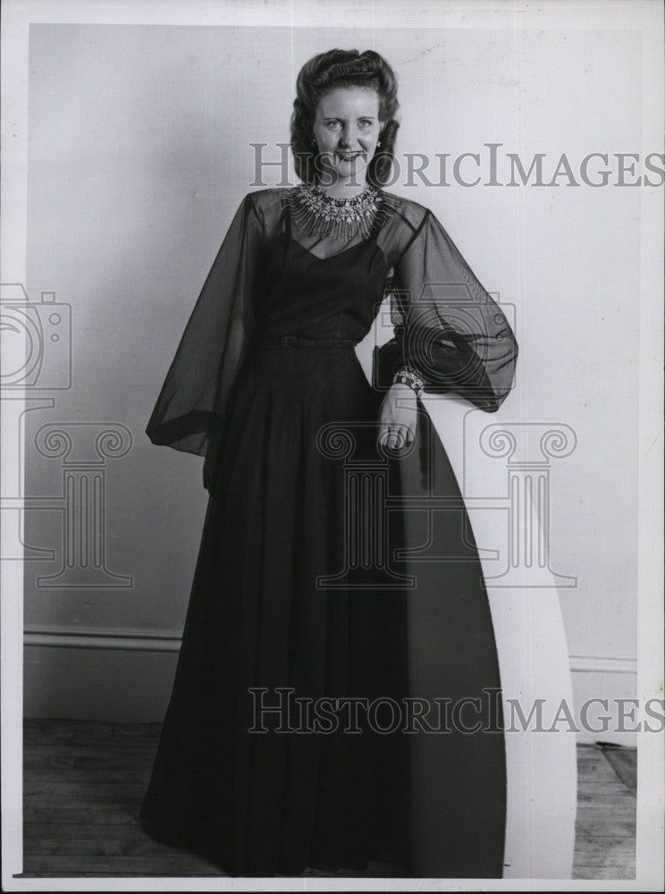 1946 Press Photo Musician Joan Hunt Poses - Historic Images