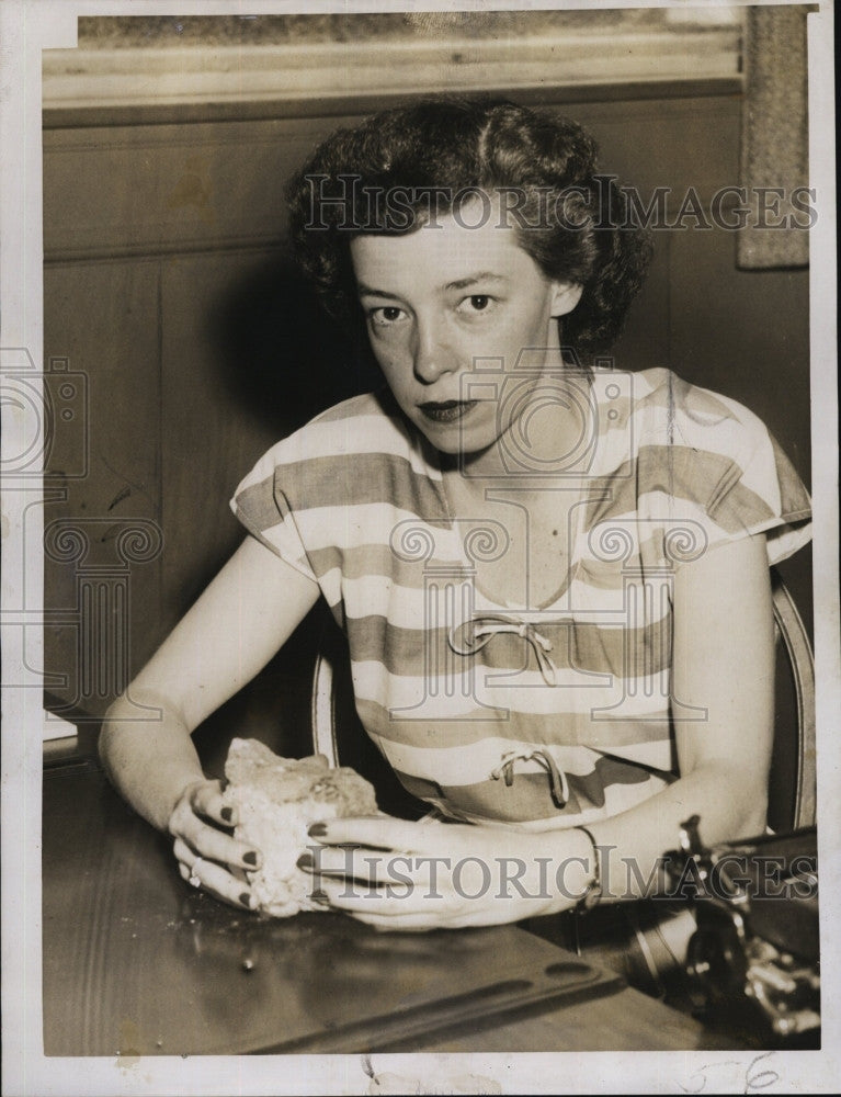 1948 Press Photo Jane Terrell, asst manager of Shawmut bank - Historic Images