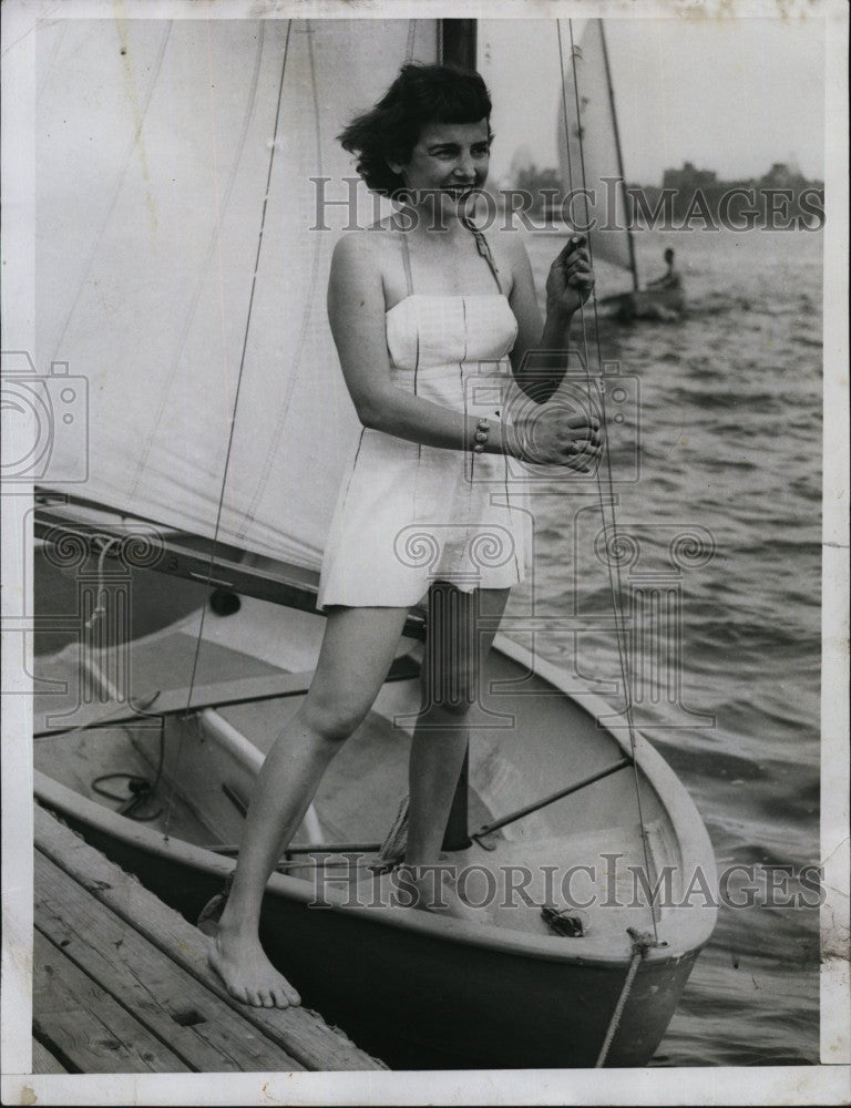 1955 Press Photo Mary Lou Terrell at boat landing - Historic Images