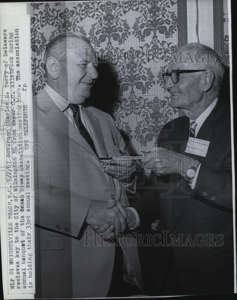 1967 Press Photo Del. Gov Charles Terry &amp; Wilmington NC mayor OO Allsbrook - Historic Images