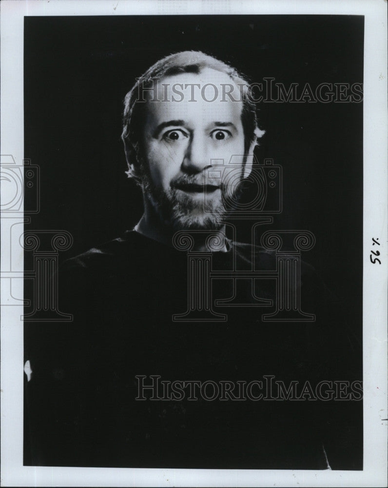 Press Photo Stand up comedian, George Carlin on stage - Historic Images