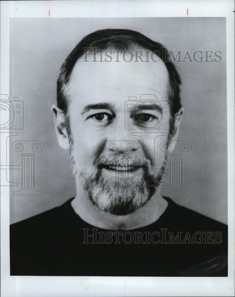 1975 Press Photo Stand up comedian, George Carlin on stage - Historic Images